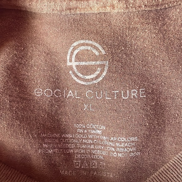 Brown with cute design on it great for summer crop top - Picture 3 of 3